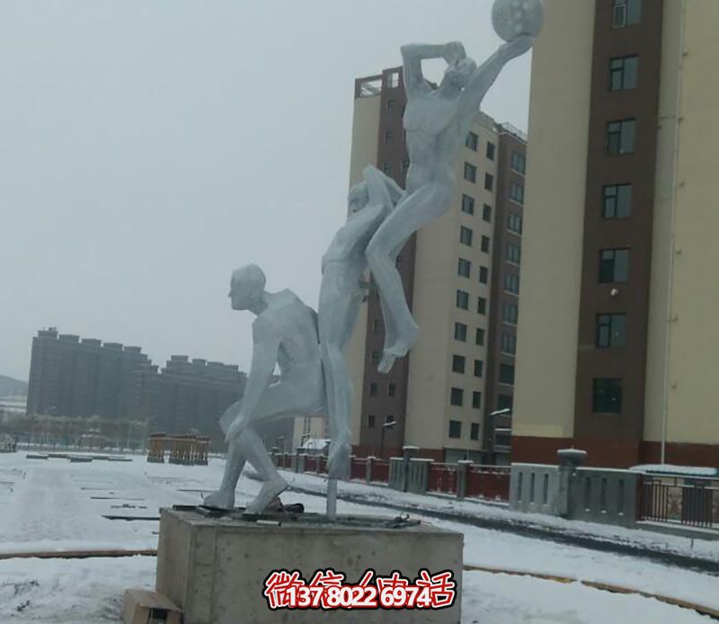不銹鋼網格籃球場擺放雕塑，為小區廣場增添創意色彩
