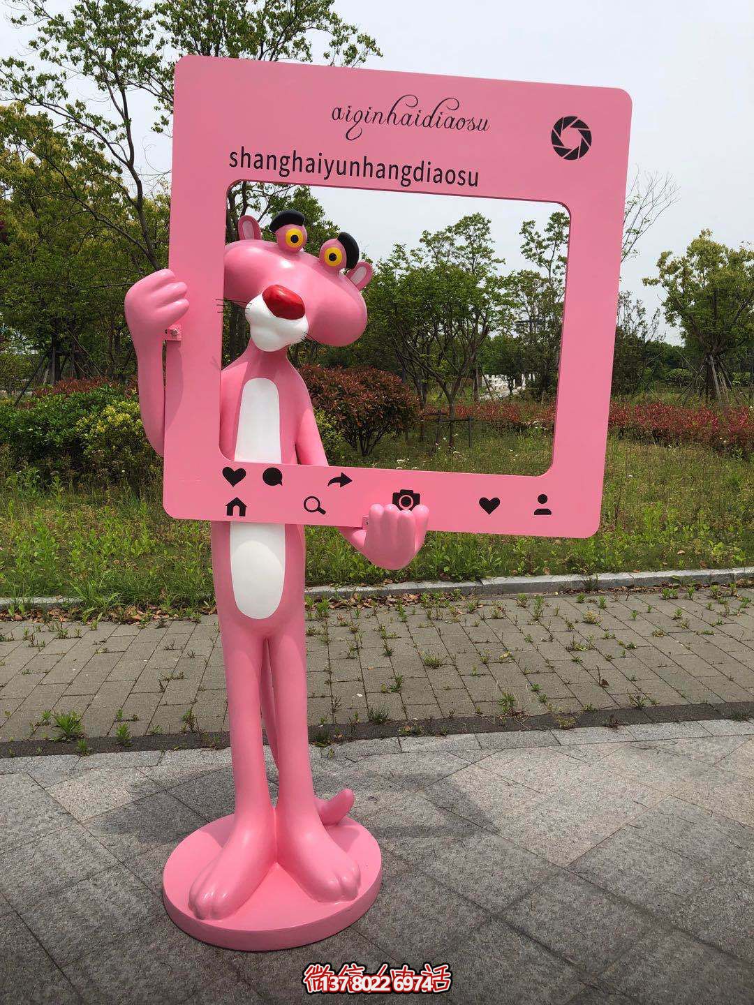 海邊粉紅樹脂豹雕塑捕捉海洋的靈魂 海邊粉紅樹脂豹雕塑捕捉海洋的靈魂