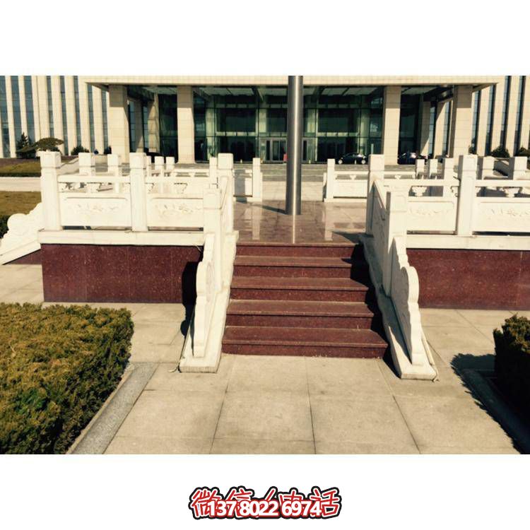 精美雕塑裝飾欄桿，增添學(xué)校廣場(chǎng)升旗臺(tái)象征意義