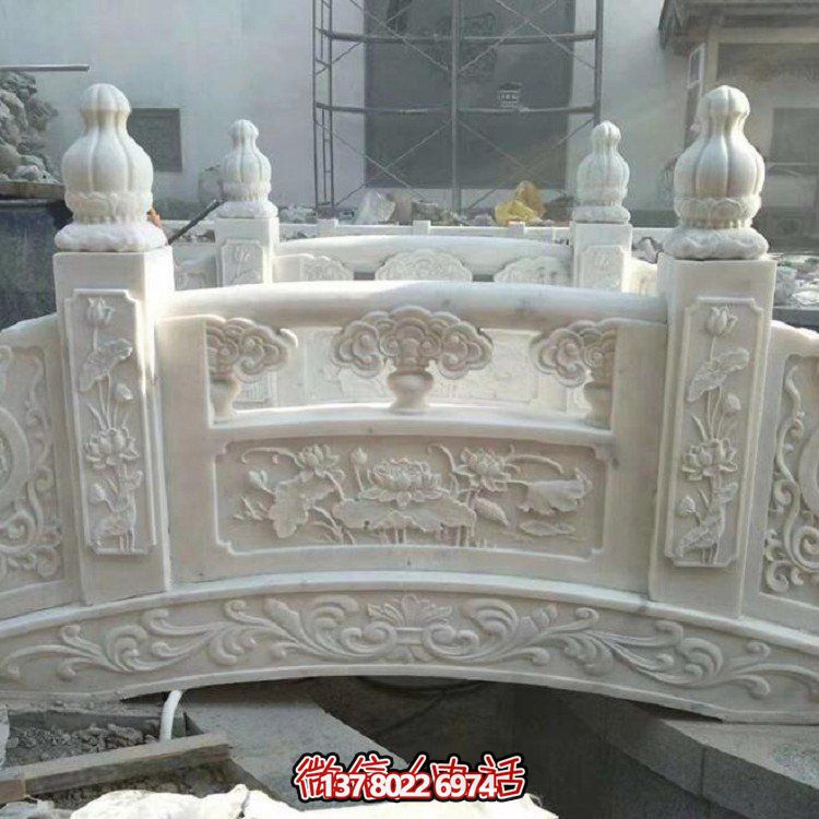 欣賞大理石雕塑的美景，玩轉庭院石拱橋