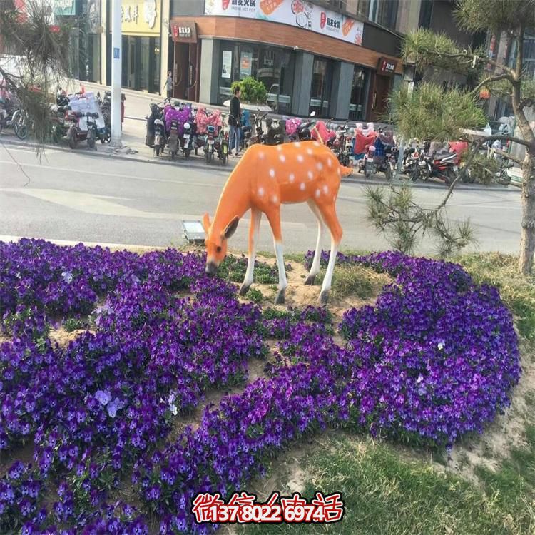 仿真鹿雕塑，在草叢中擺放，玻璃鋼打造