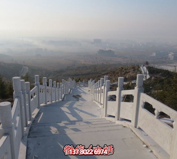 精致石雕護欄，漢白玉青石欄板點綴天然風情