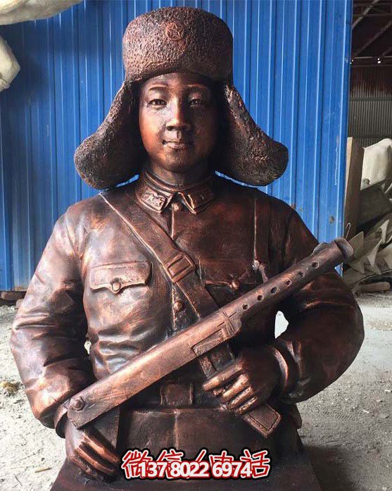 不銹鋼仿銅雷鋒持槍雕塑，現(xiàn)代雷鋒屹立于戶外景區(qū)