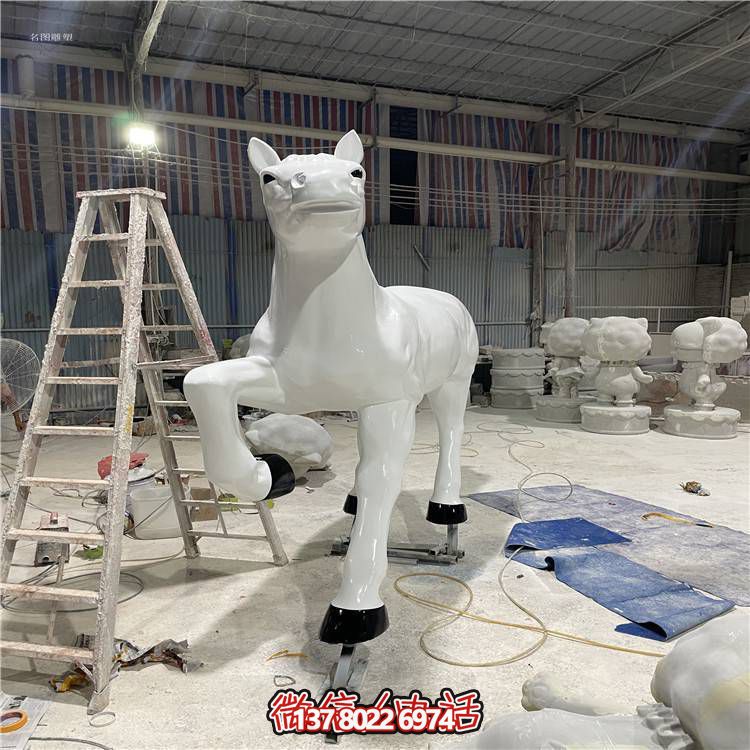 玻璃鋼馬雕塑，點(diǎn)綴戶外園林