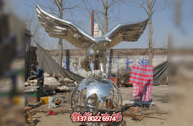 休息時刻，欣賞不銹鋼老鷹雕塑