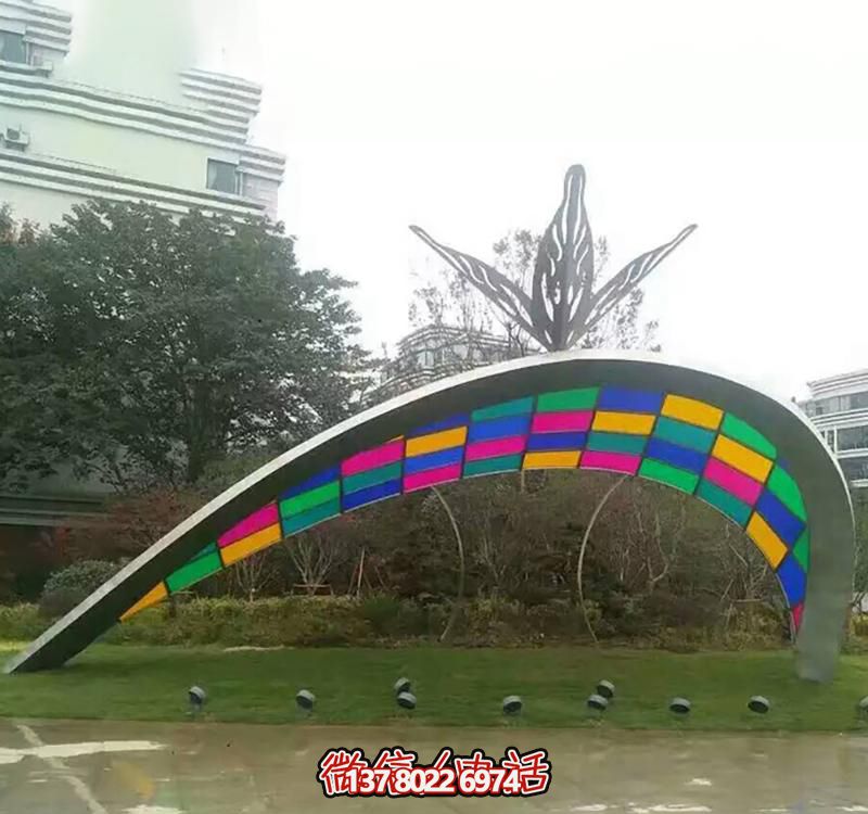 不銹鋼彩色拼接拱門(mén)雕塑