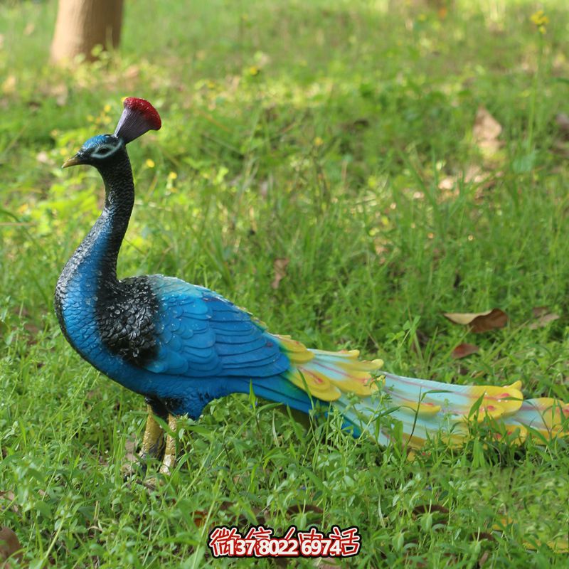 草坪上頭戴紅冠的玻璃鋼彩繪孔雀雕塑 草坪上頭戴紅冠的玻璃鋼彩繪孔雀雕塑
