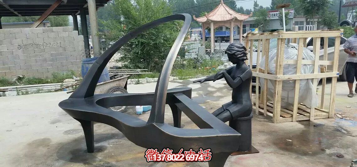 戶外園林一位彈鋼琴表演的石雕鋼琴雕塑 戶外園林一位彈鋼琴表演的石雕鋼琴雕塑