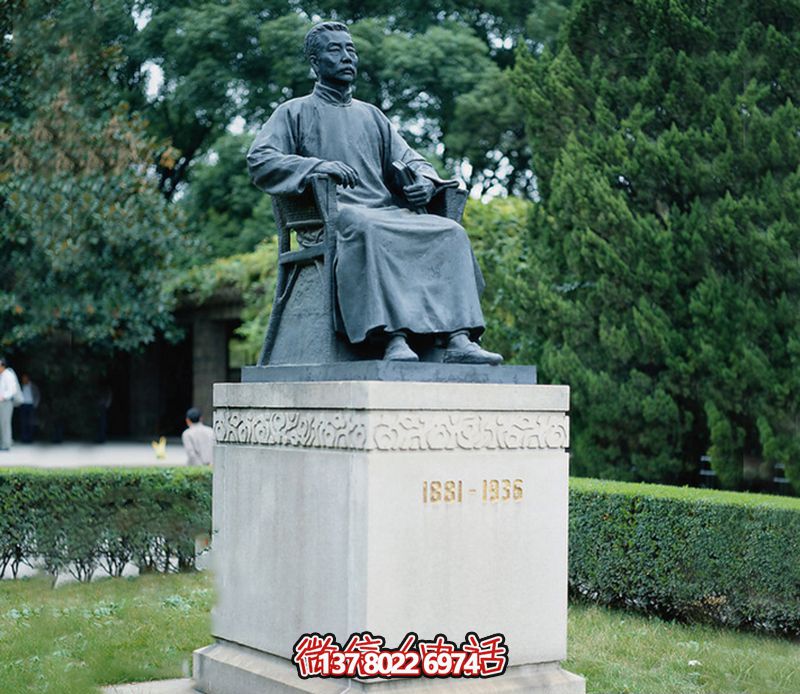 公園廣場大型景觀坐著石柱上面的玻璃鋼魯迅雕塑 公園廣場大型景觀坐著石柱上面的玻璃鋼魯迅雕塑