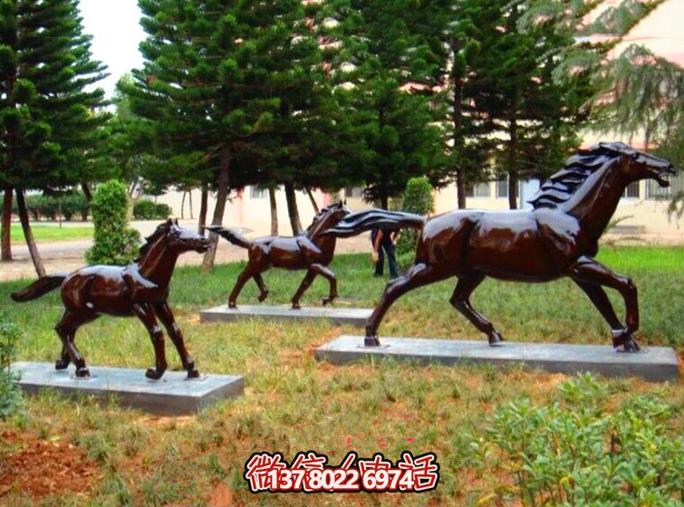 園林里擺放的三只玻璃鋼仿真馬群雕塑 園林里擺放的三只玻璃鋼仿真馬群雕塑