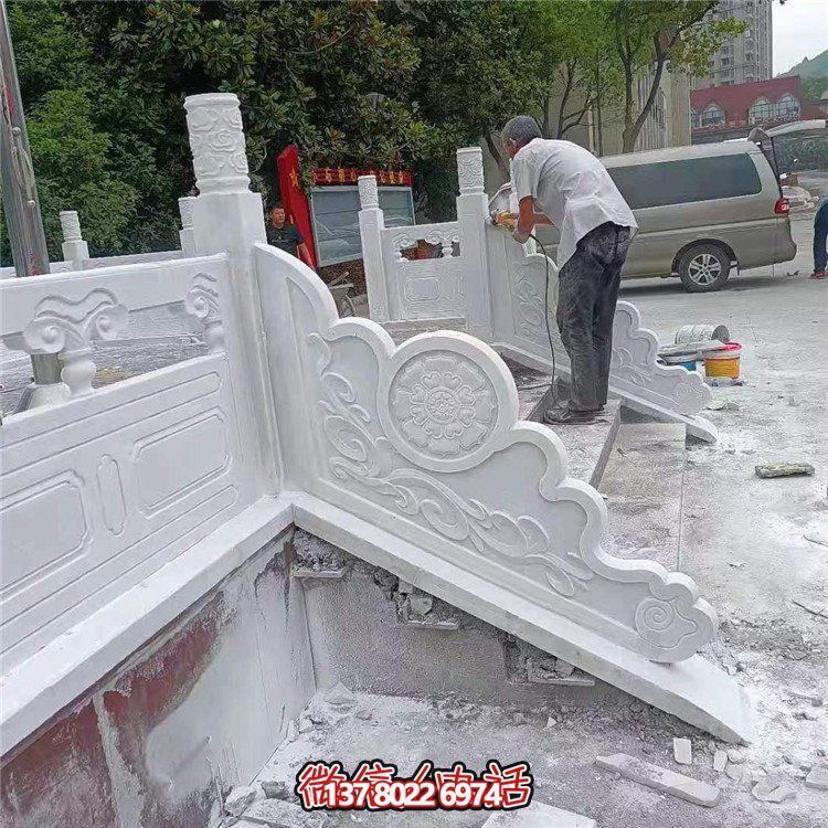 漢白玉旗臺欄板欄桿安裝，細節打磨處理