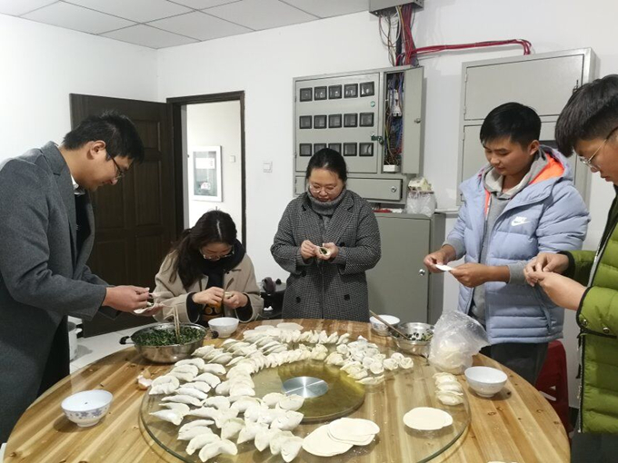 冬至陽(yáng)生春又來(lái)，溫暖感恩促情誼——廣德路項(xiàng)目部舉辦包餃子活動(dòng)